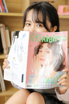 《年轻的女教师》在线